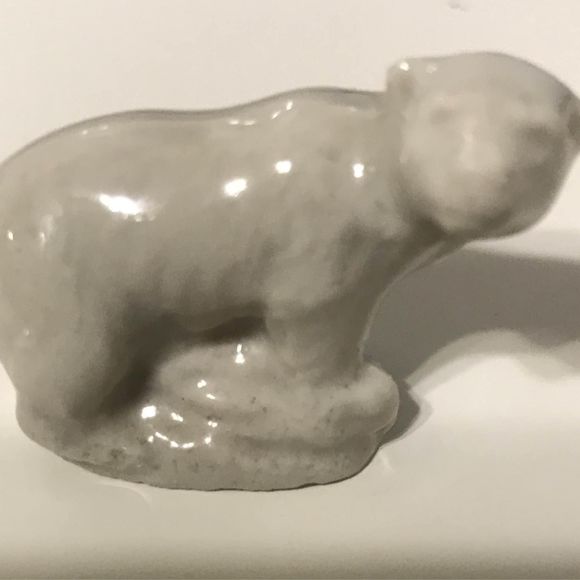 Red Rose Polar Bear Figurine Made In England - Picture 1 of 2
